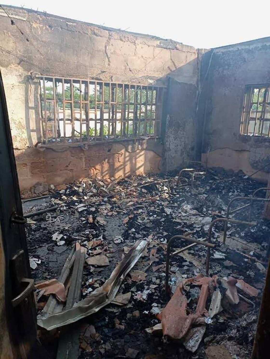 Da duminsa: Gobara ta kama ofishin hukumar INEC a jihar Enugu Da duminsa: Gobara ta kama ofishin hukumar INEC a jihar Enugu