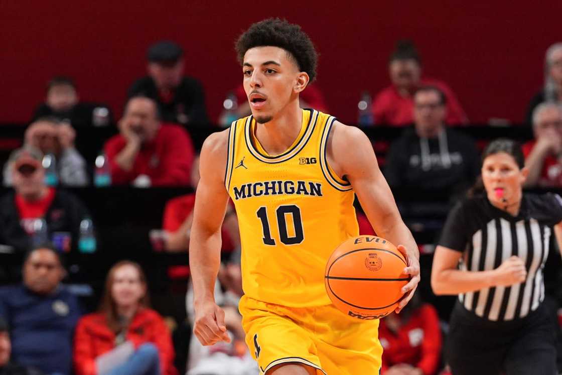 Justin Pippen with the ball on the court Justin Pippen with the ball on the court