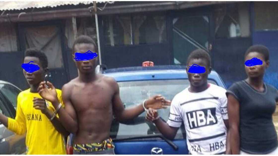 An kama matasa 25 yayin da suke yin fim na batsa An kama matasa 25 yayin da suke yin fim na batsa