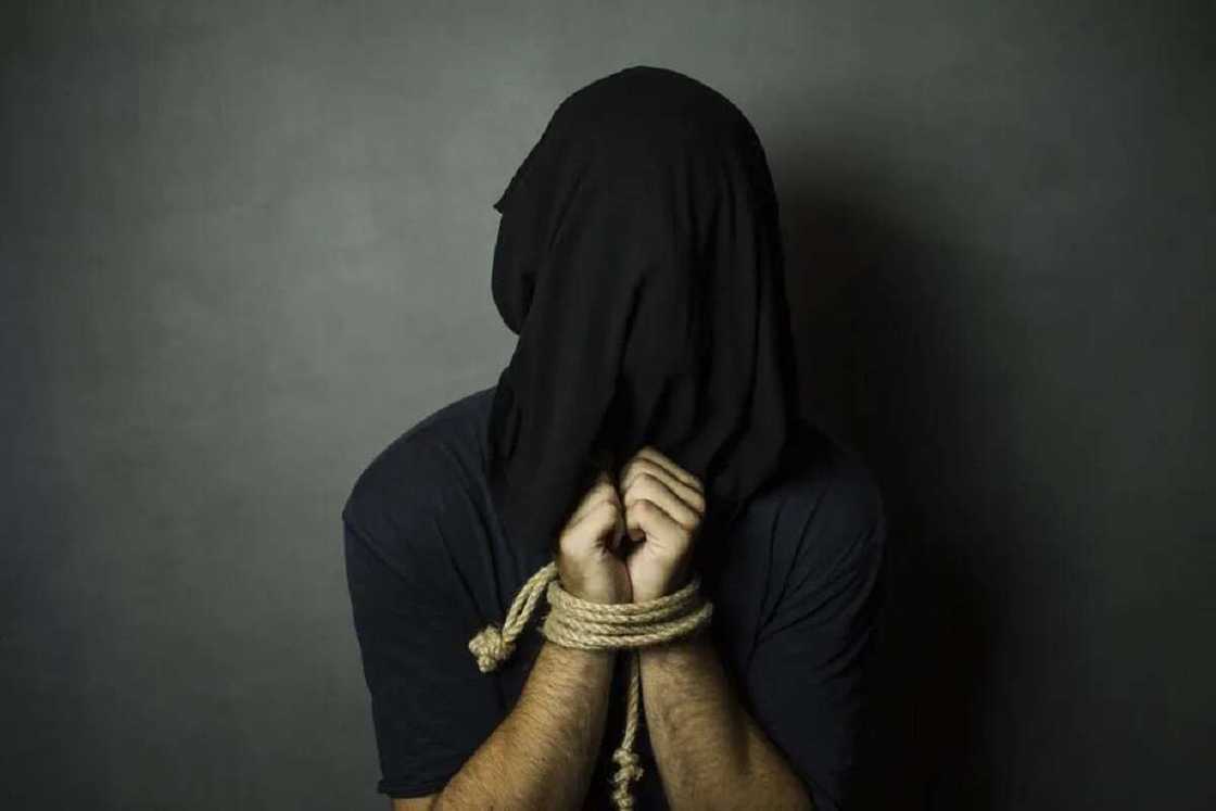 Bidiyo: ‘Yan sa-kai sun yi nasarar cafke masu satar mutane a titin Okene zuwa Lokoja Bidiyo: ‘Yan sa-kai sun yi nasarar cafke masu satar mutane a titin Okene zuwa Lokoja