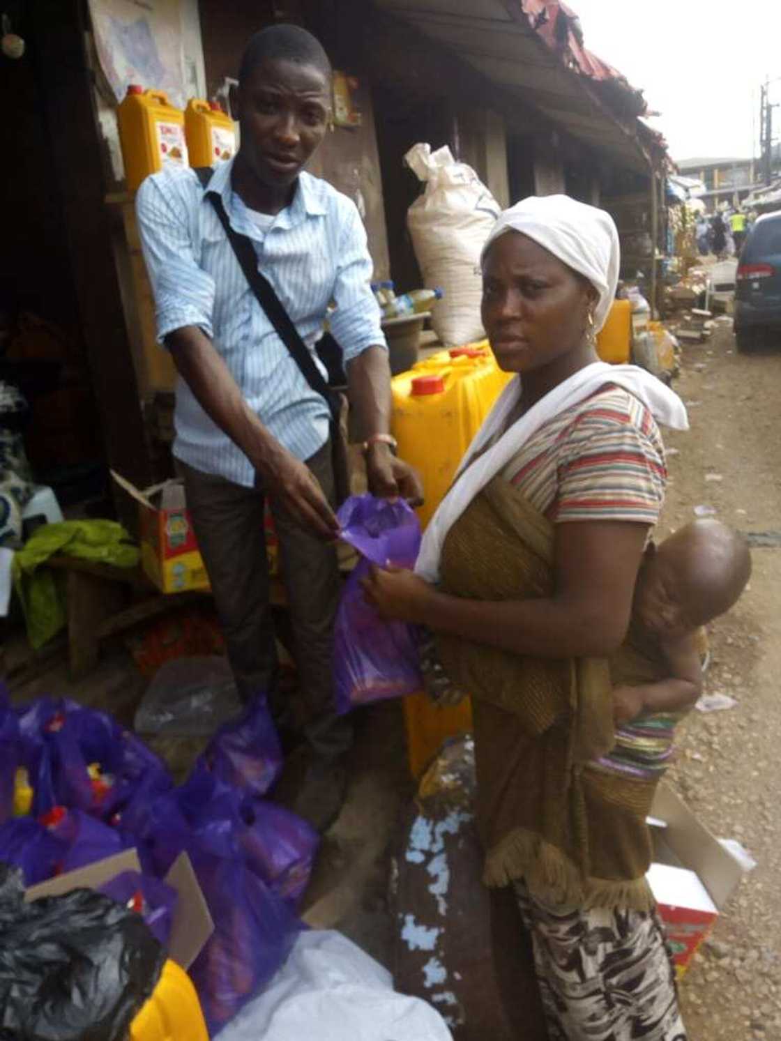 Lockdown: How Grace Ayoola, UI undergraduate, puts smiles on poor families in Ibadan (photos) Lockdown: How Grace Ayoola, UI undergraduate, puts smiles on poor families in Ibadan (photos)