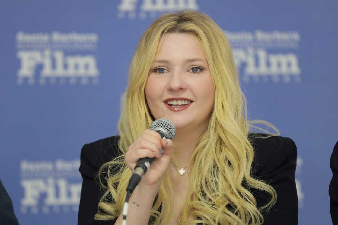 Abigail Breslin speaks at a Filmmaker Seminar during the Annual Santa Barbara International Film Festival at Tamsen Gallery