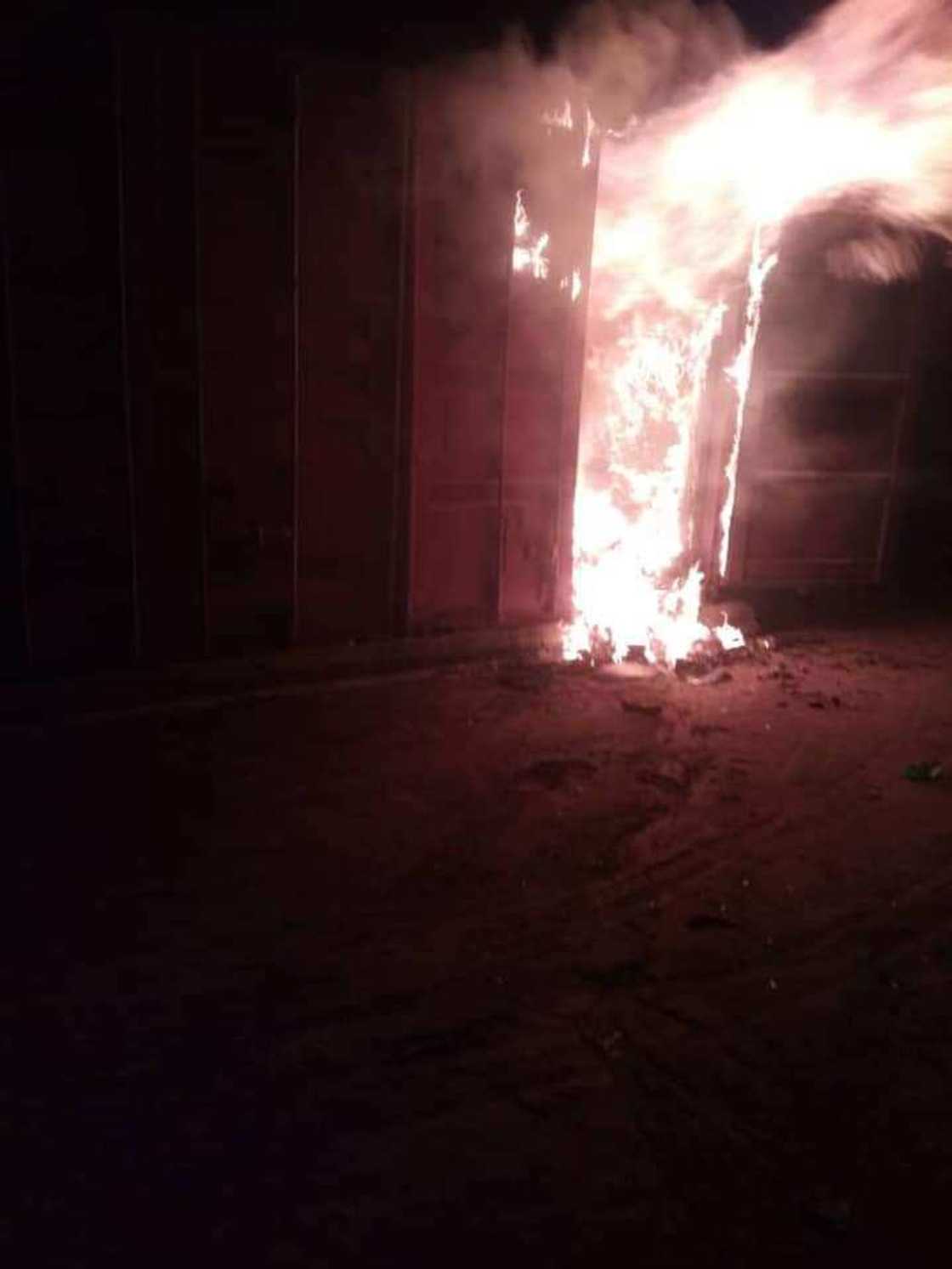 Na'urar 'Card Reader' 5000 mukayi asara a gobarar jiya - Hukumar INEC Na'urar 'Card Reader' 5000 mukayi asara a gobarar jiya - Hukumar INEC