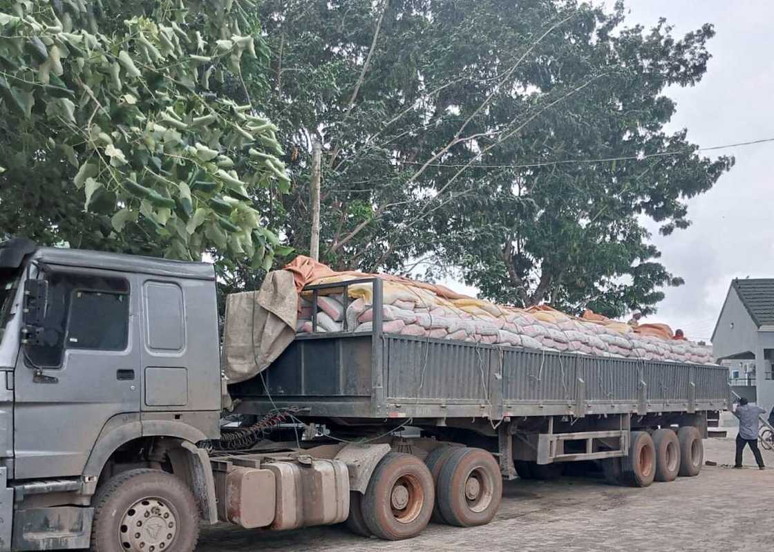 Kotu ta daure wasu mutum 2 bisa zargin satar kayan motocin Dangote Kotu ta daure wasu mutum 2 bisa zargin satar kayan motocin Dangote