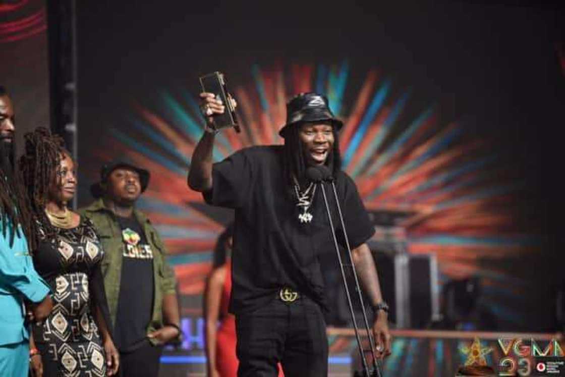 Stonebwoy Receiving An Award At VGMA23