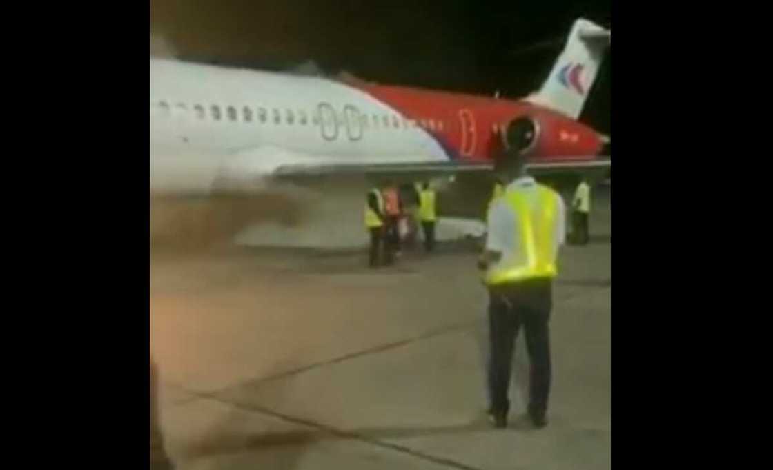 Fasinjoji 50 sun sha da kyar bayan tayar jirgin sama ta kama da wuta a Fatakwal Fasinjoji 50 sun sha da kyar bayan tayar jirgin sama ta kama da wuta a Fatakwal