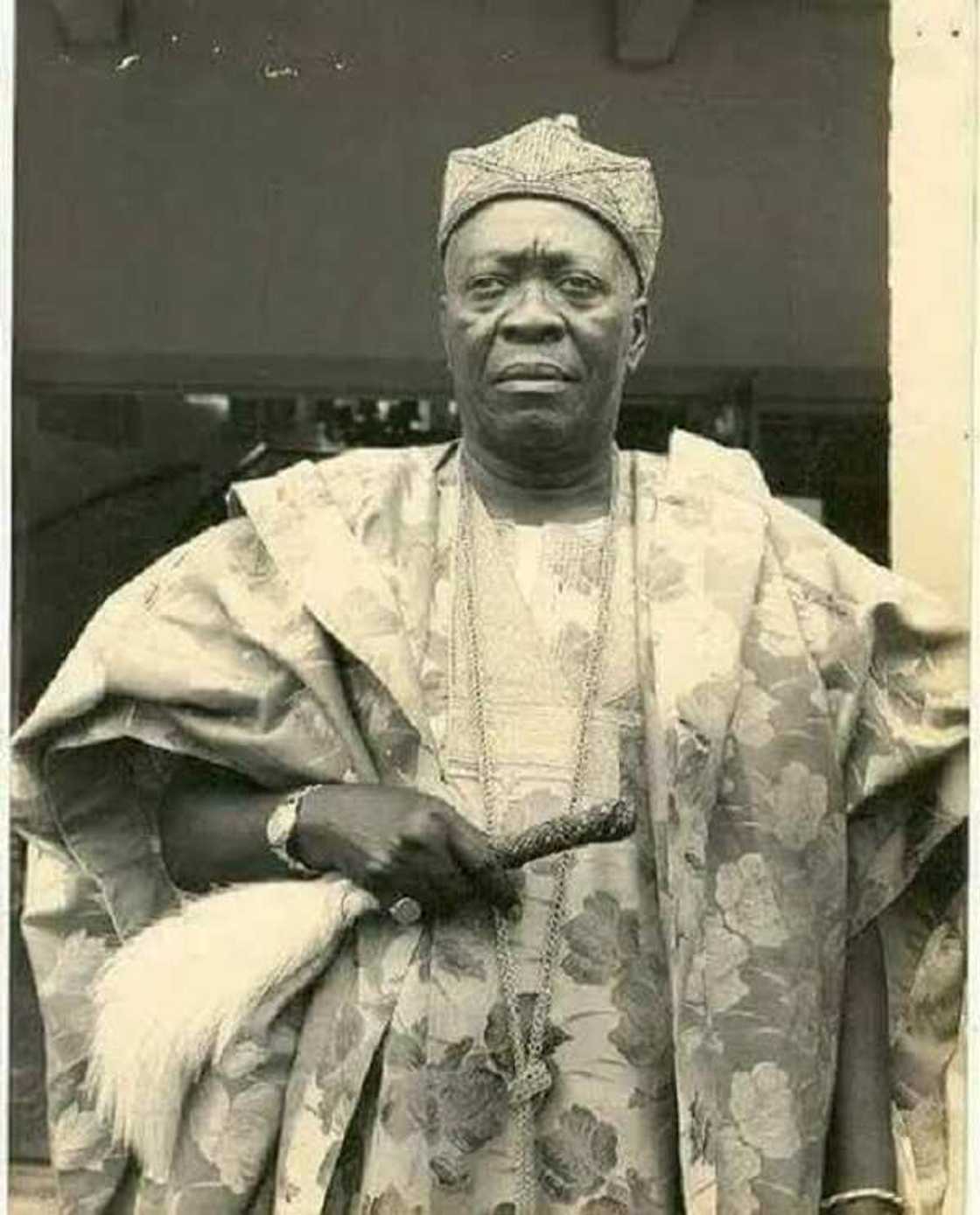 Tuna baya: Sarakuna 7 da aka taba tube wa rawani Tuna baya: Sarakuna 7 da aka taba tube wa rawani