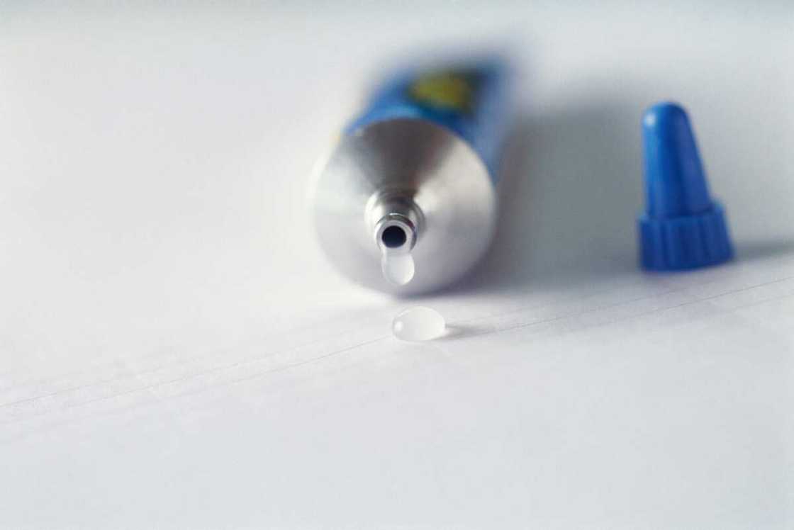 Can vinegar remove super glue? Can vinegar remove super glue?