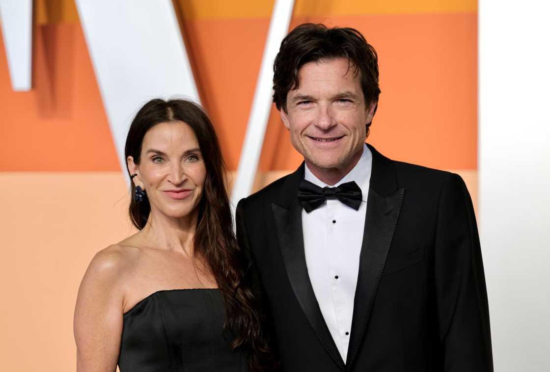 Amanda Anka and Jason Bateman pose on the red carpet at Vanity Fair Oscar Party