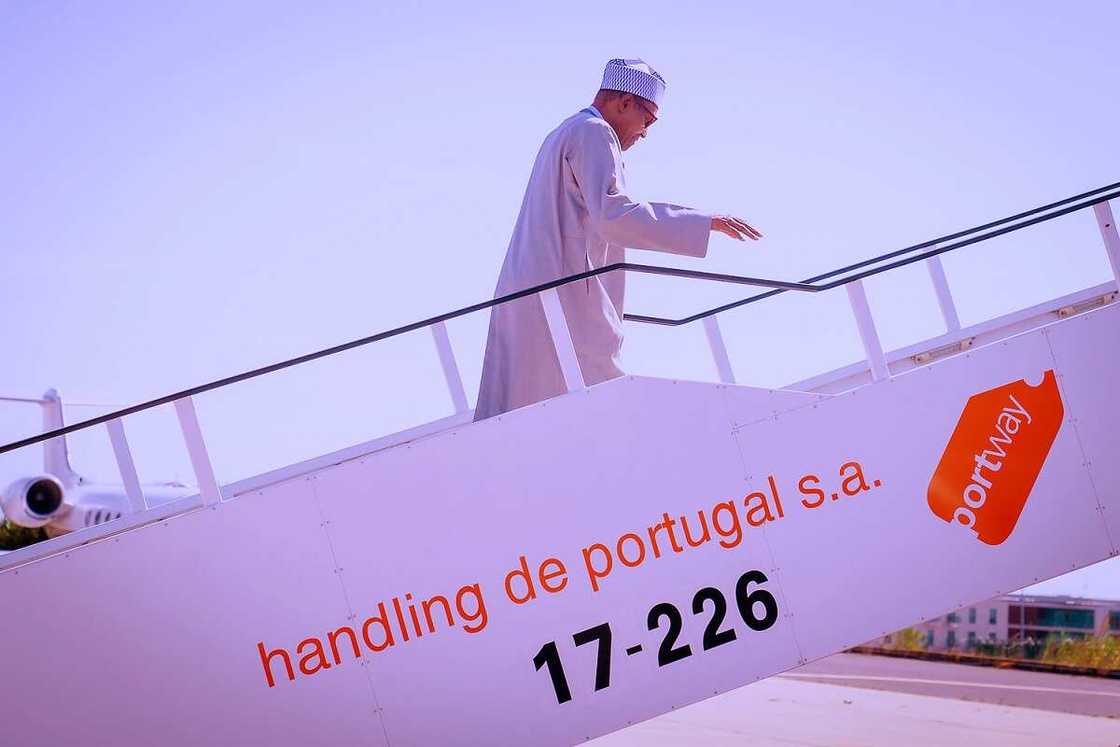 Buhari yana shiga jirgi don dawowa Abuja. Buhari yana shiga jirgi don dawowa Abuja.