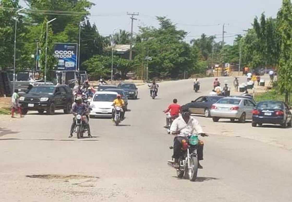 COVID-19: Yadda jama'a suka yi watsi da doka a Abuja da Legas (Hotuna) COVID-19: Yadda jama'a suka yi watsi da doka a Abuja da Legas (Hotuna)