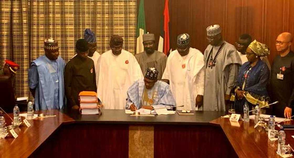 Kasafin kudi: Buhari ya kafa sabon tarihi - Gwamnonin APC Kasafin kudi: Buhari ya kafa sabon tarihi - Gwamnonin APC