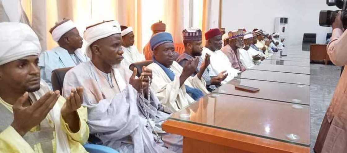 Photos emerge as Tambuwal meets Sokoto Muslim leaders over Deborah Samuel’s murder Photos emerge as Tambuwal meets Sokoto Muslim leaders over Deborah Samuel’s murder