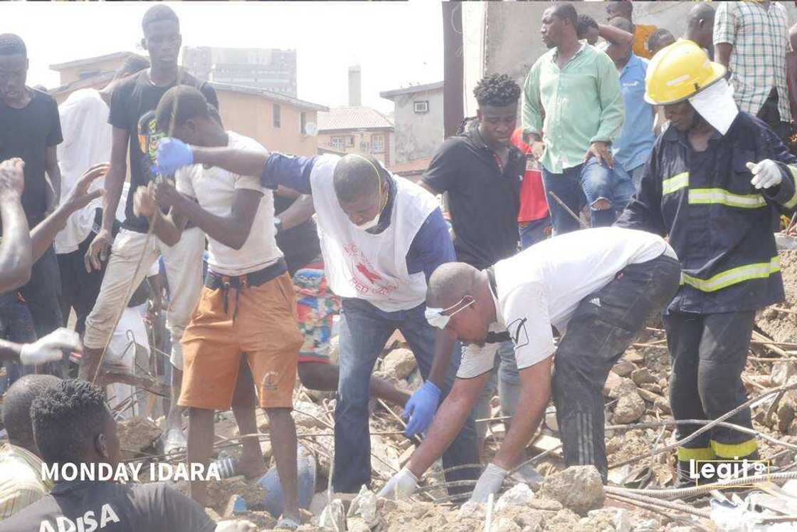 Hotunan yadda ake ceto daliban makarantar da ta rubza a Legas Hotunan yadda ake ceto daliban makarantar da ta rubza a Legas