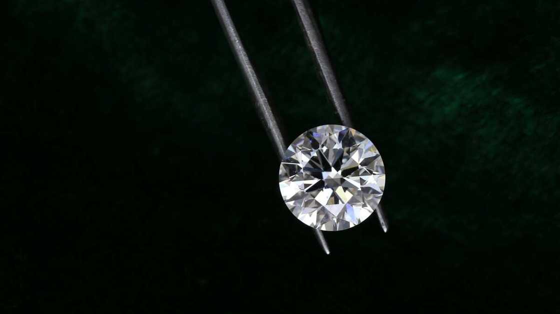 A round diamond stone A round diamond stone