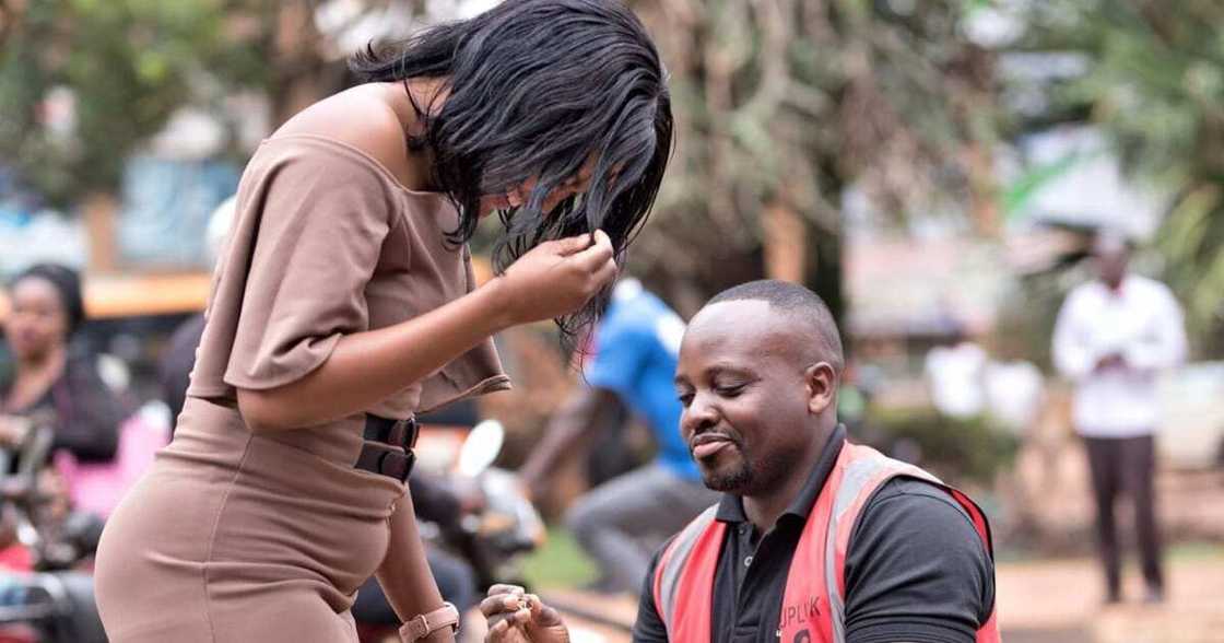 Ugandan Man Blocks Traffic on Busy Highway to Propose to Girlfriend Ugandan Man Blocks Traffic on Busy Highway to Propose to Girlfriend