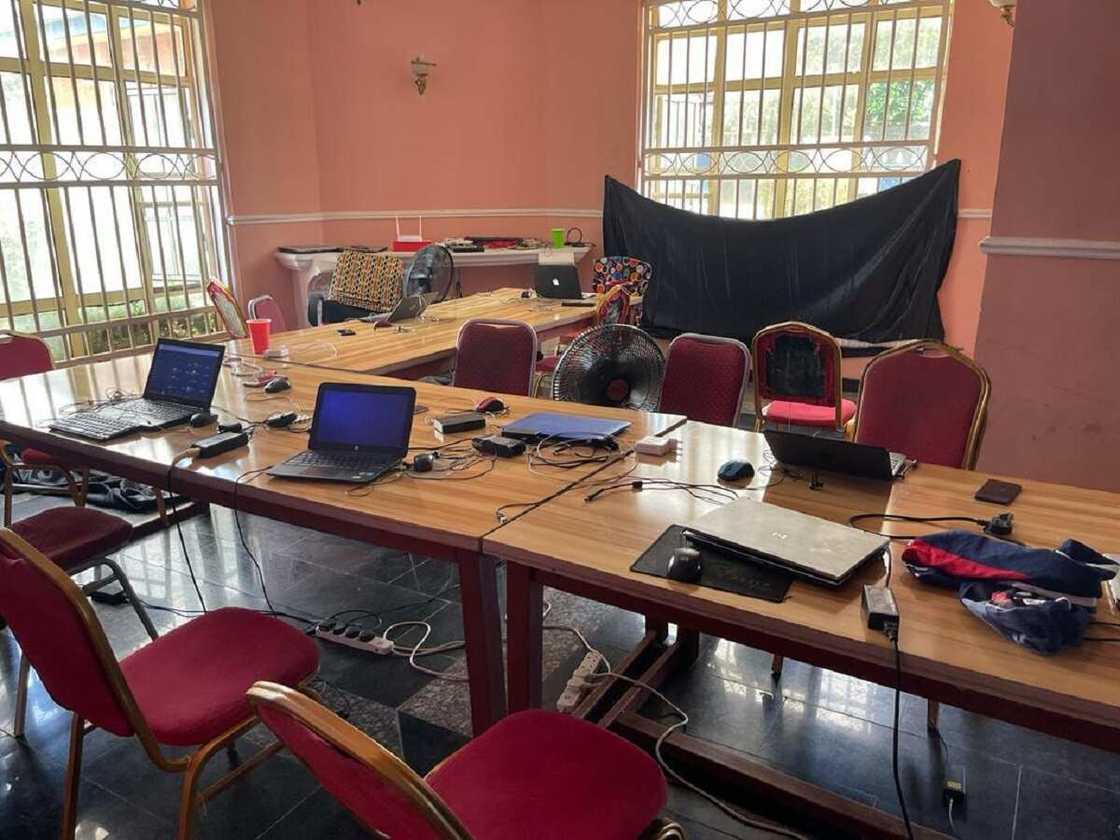 Hotunan Malami Mai Koyar Da 'Yahoo-Yahoo' Da Ɗalibansa 16 Da Aka Kama a Gidan N3m Hotunan Malami Mai Koyar Da 'Yahoo-Yahoo' Da Ɗalibansa 16 Da Aka Kama a Gidan N3m