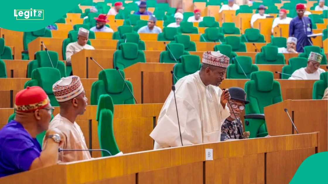 Wani sashe na 'yan majalisa suna zama Wani sashe na 'yan majalisa suna zama