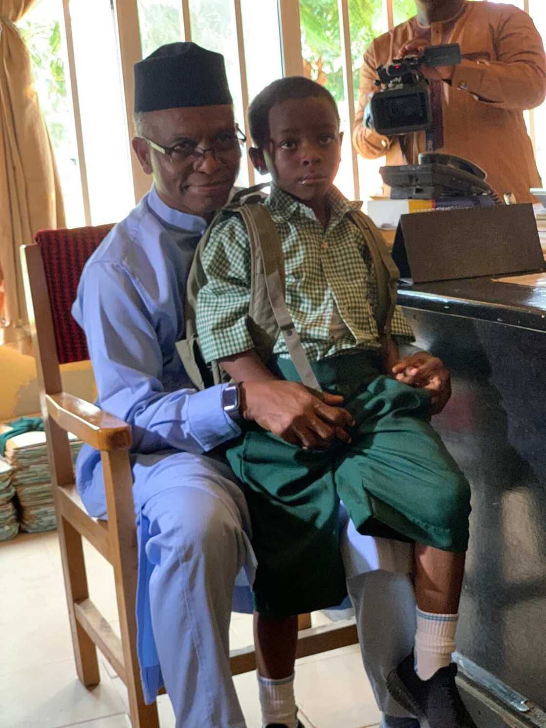 Kyan alkawari cikawa: Gwamna El-Rufa'i ya kai yaronsa makarantar gwamnati (Hotuna) Kyan alkawari cikawa: Gwamna El-Rufa'i ya kai yaronsa makarantar gwamnati (Hotuna)