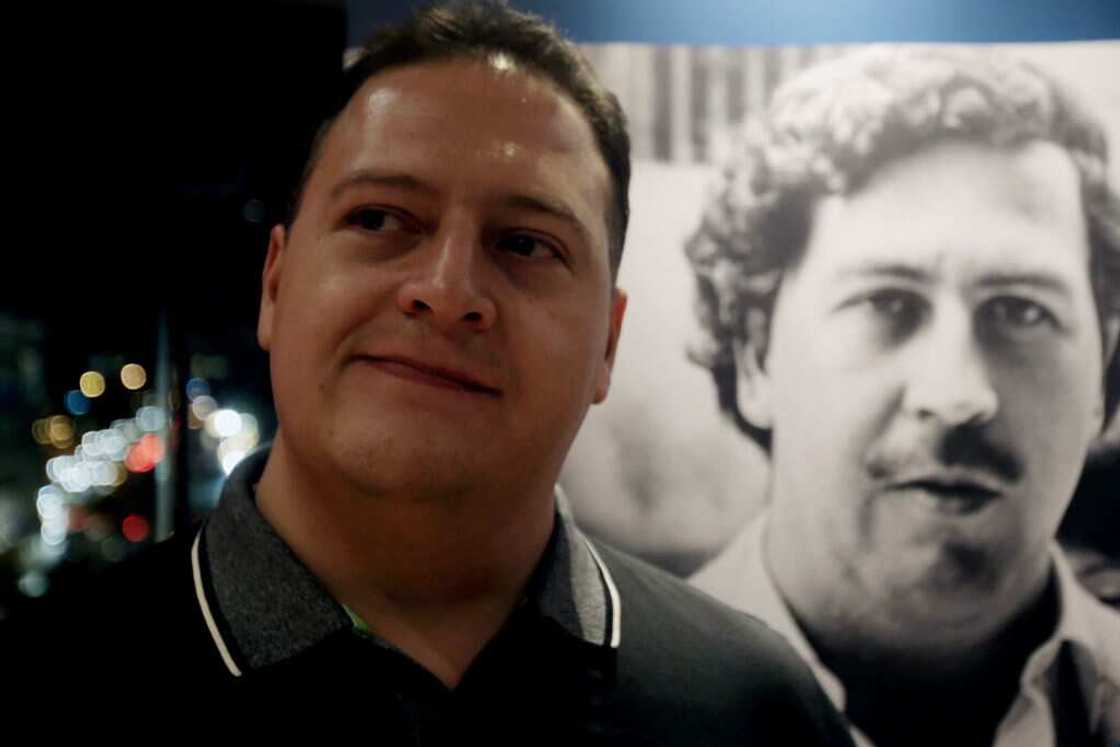 Juan Pablo Escobar en photo avec un portrait de Pablo Escobar Juan Pablo Escobar en photo avec un portrait de Pablo Escobar