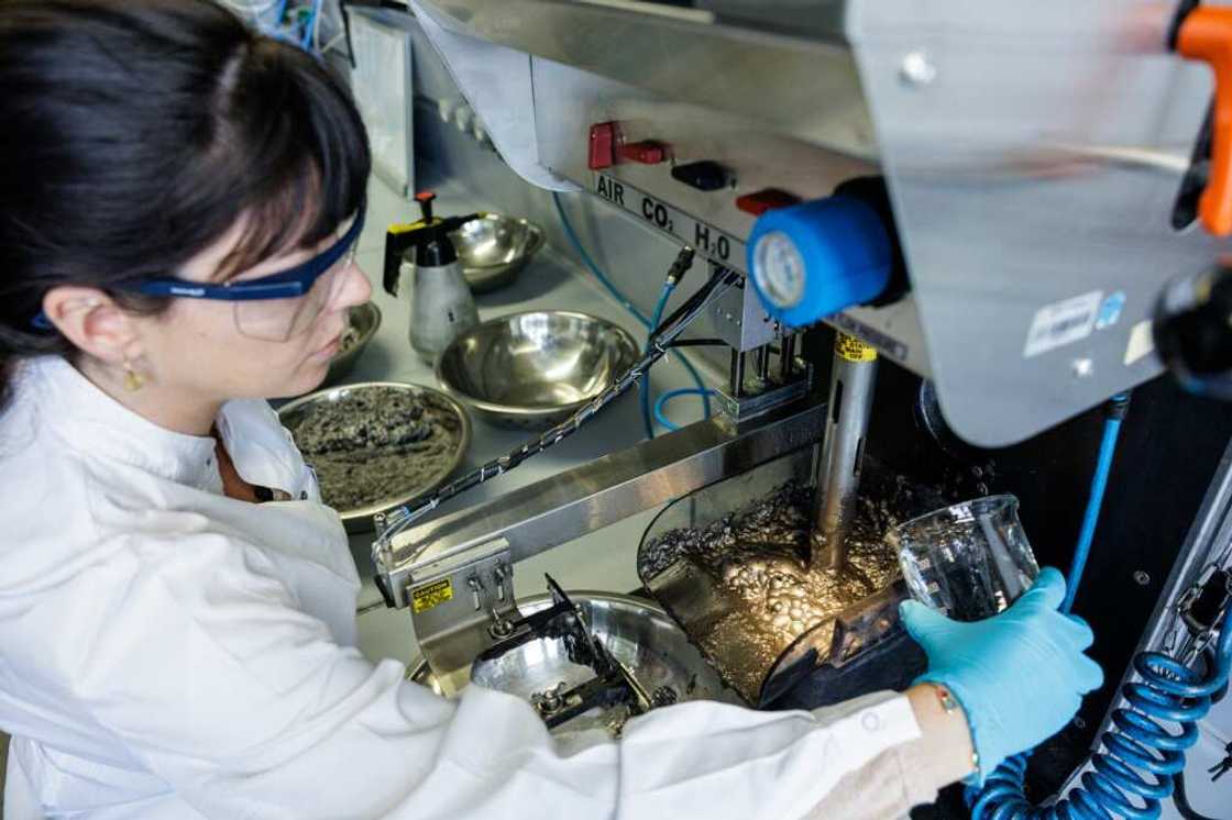 Researcher Anna Vanderbruggen has developed a pioneering method for extracting graphite from lithium-ion batteries. Researcher Anna Vanderbruggen has developed a pioneering method for extracting graphite from lithium-ion batteries.
