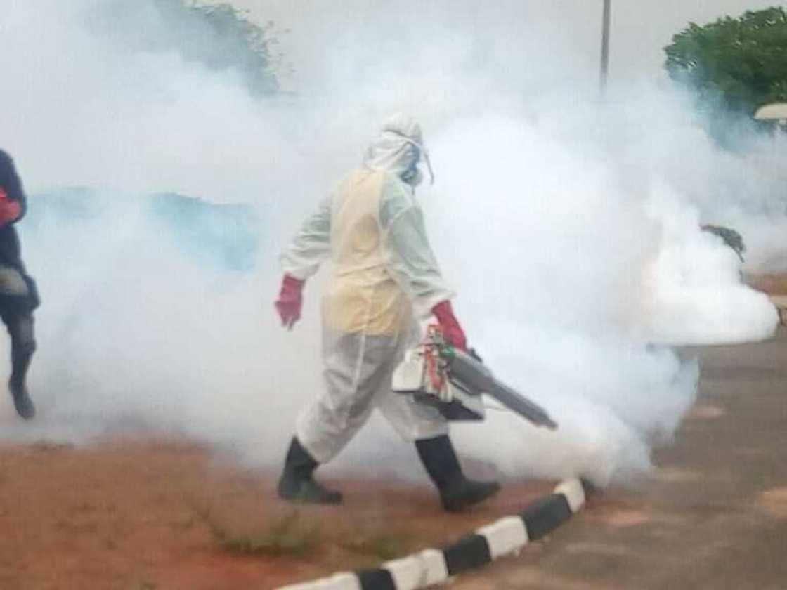 Hotunan yadda aka kulle majalisar jihar Nasarawa tare da yin feshi bayan mutuwar mamba daga cutar covid-19 Hotunan yadda aka kulle majalisar jihar Nasarawa tare da yin feshi bayan mutuwar mamba daga cutar covid-19