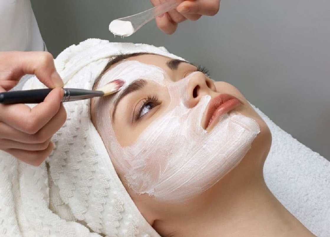 Babban dalilin da yasa mutane ke shafe-shafe don sauya launin fatarsu Babban dalilin da yasa mutane ke shafe-shafe don sauya launin fatarsu