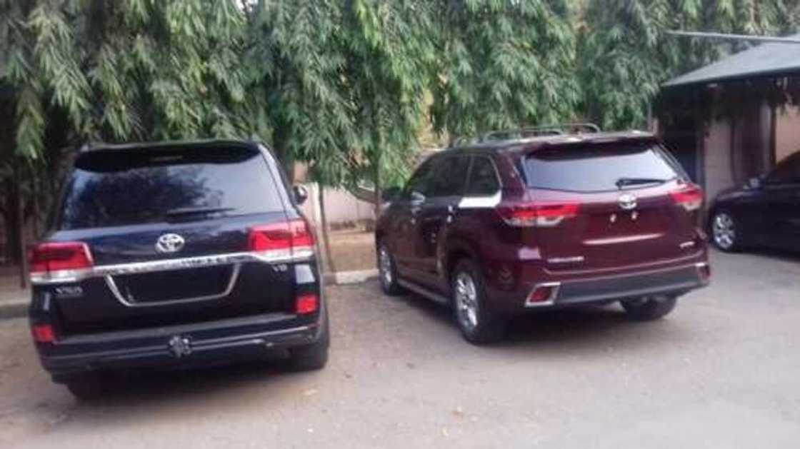 Ana kishin-kishin din El-Rufai ya ba Sheikh Bala Lau sababbin motoci Ana kishin-kishin din El-Rufai ya ba Sheikh Bala Lau sababbin motoci