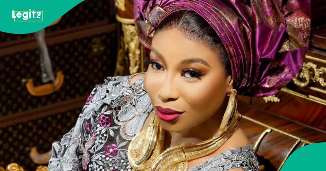 Fans drag Lizzy Anjorin for hurling words at Tope Alabi. Fans drag Lizzy Anjorin for hurling words at Tope Alabi.