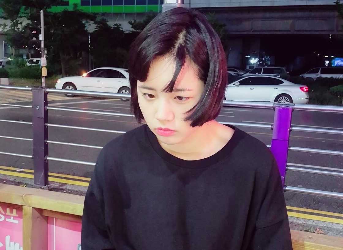 Hyeri wearing a pouting expression in an outdoors restaurant Hyeri wearing a pouting expression in an outdoors restaurant