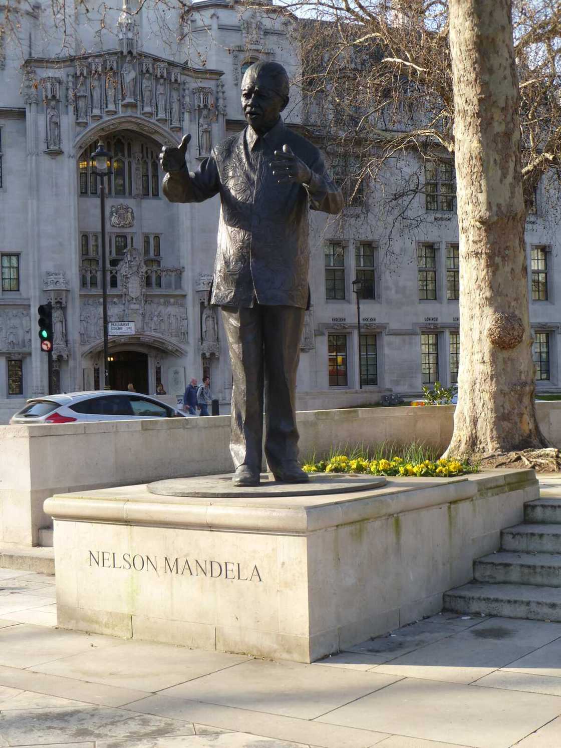 Britain's far-right demonstrators call for the removal of Mandela's statue Britain's far-right demonstrators call for the removal of Mandela's statue