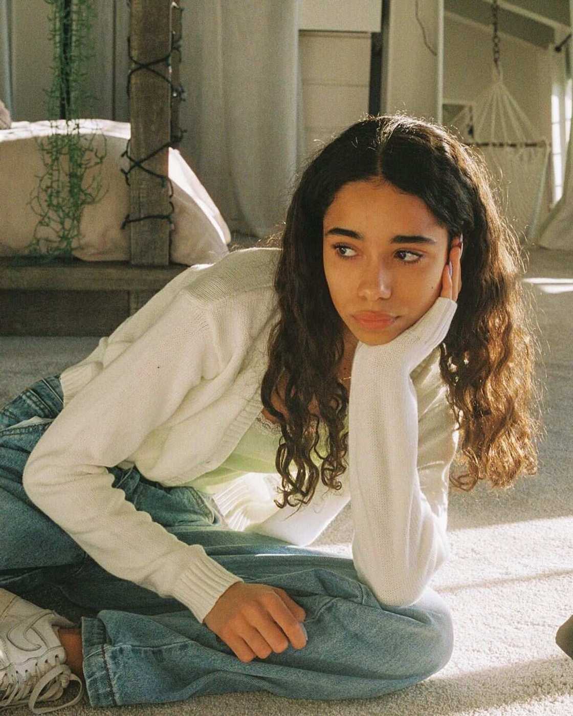 Sateen Besson’s age Sateen Besson’s age