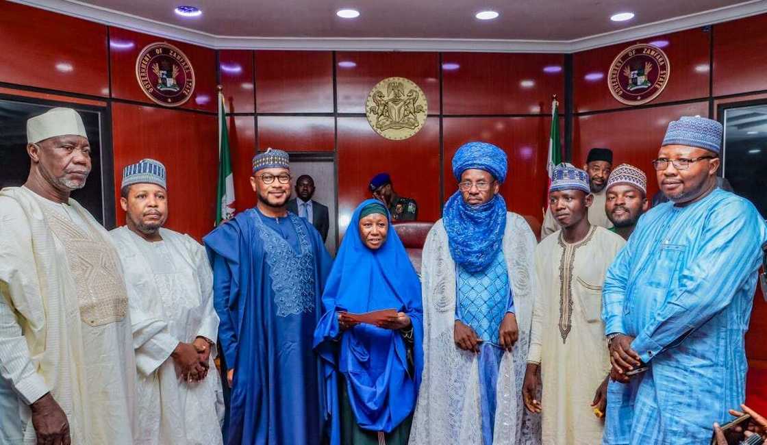 Gwamna Dauda Lawal Dare Ya Karrama Nahuce Da Ta Tsinci $80,000 Na Tsintuwa A Saudiyya Gwamna Dauda Lawal Dare Ya Karrama Nahuce Da Ta Tsinci $80,000 Na Tsintuwa A Saudiyya