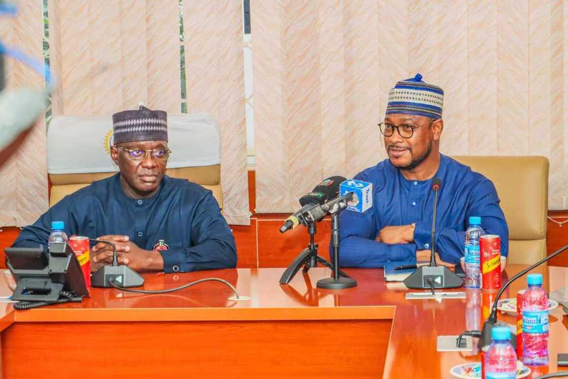 Gwamnan Dauda Lawal da kwamishinan hukumar ƴan gudun hijira. Gwamnan Dauda Lawal da kwamishinan hukumar ƴan gudun hijira.