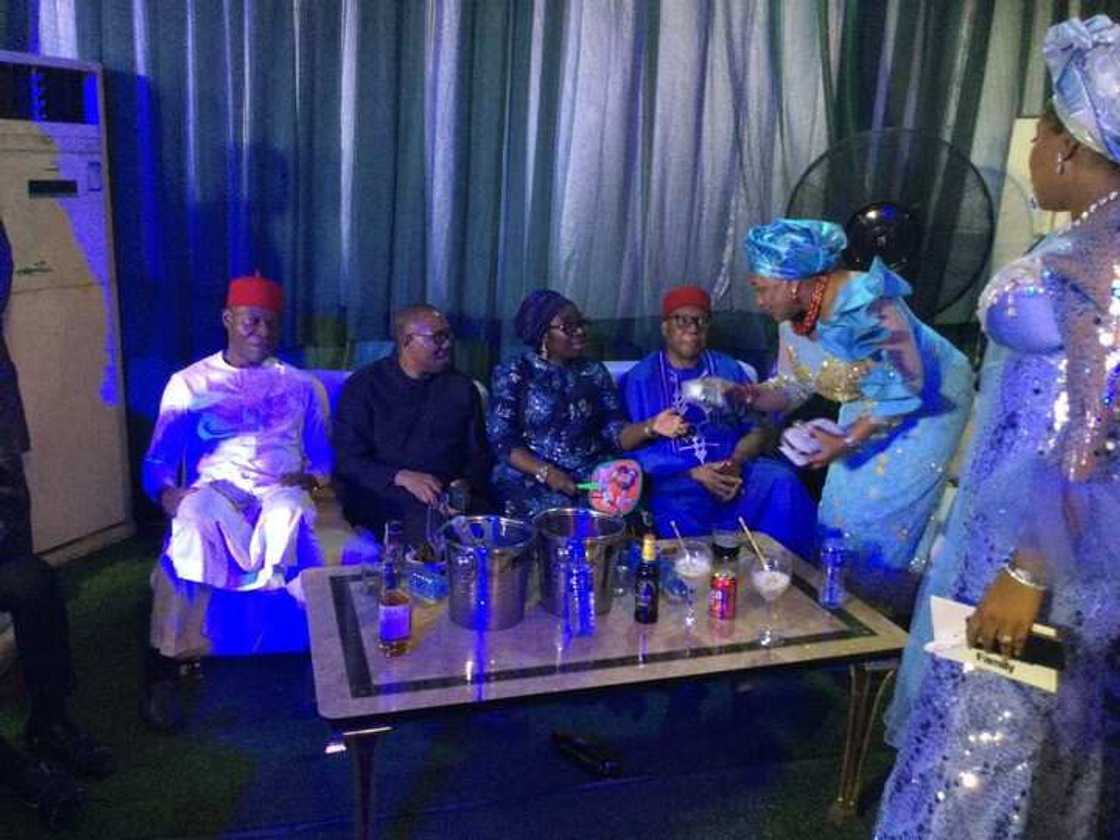 Hotuna: Tsohon gwamna kuma dan takarar shugaban kasa ya aurar da diya Hotuna: Tsohon gwamna kuma dan takarar shugaban kasa ya aurar da diya