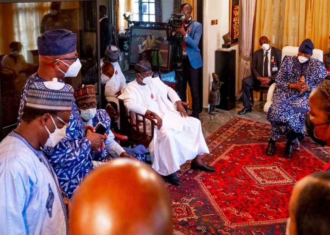 Hotunan Buhari yayin da ya ziyarci iyalan Shonekan don yi masu ta’aziyya Hotunan Buhari yayin da ya ziyarci iyalan Shonekan don yi masu ta’aziyya