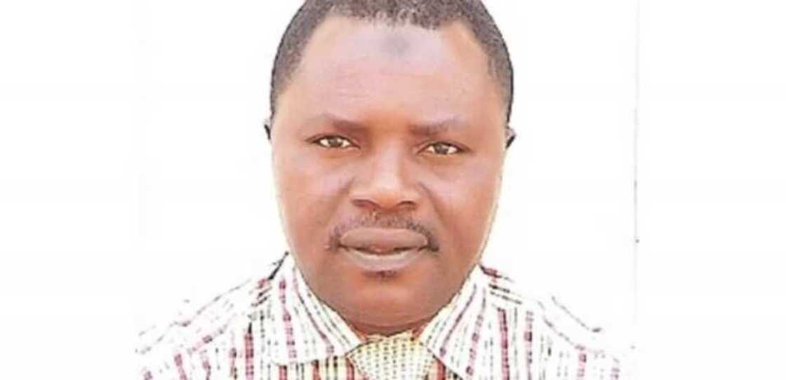 Farfesan jami'ar Najeriya ya yanki jiki ya fadi matacce yayin sallar Juma'a Farfesan jami'ar Najeriya ya yanki jiki ya fadi matacce yayin sallar Juma'a