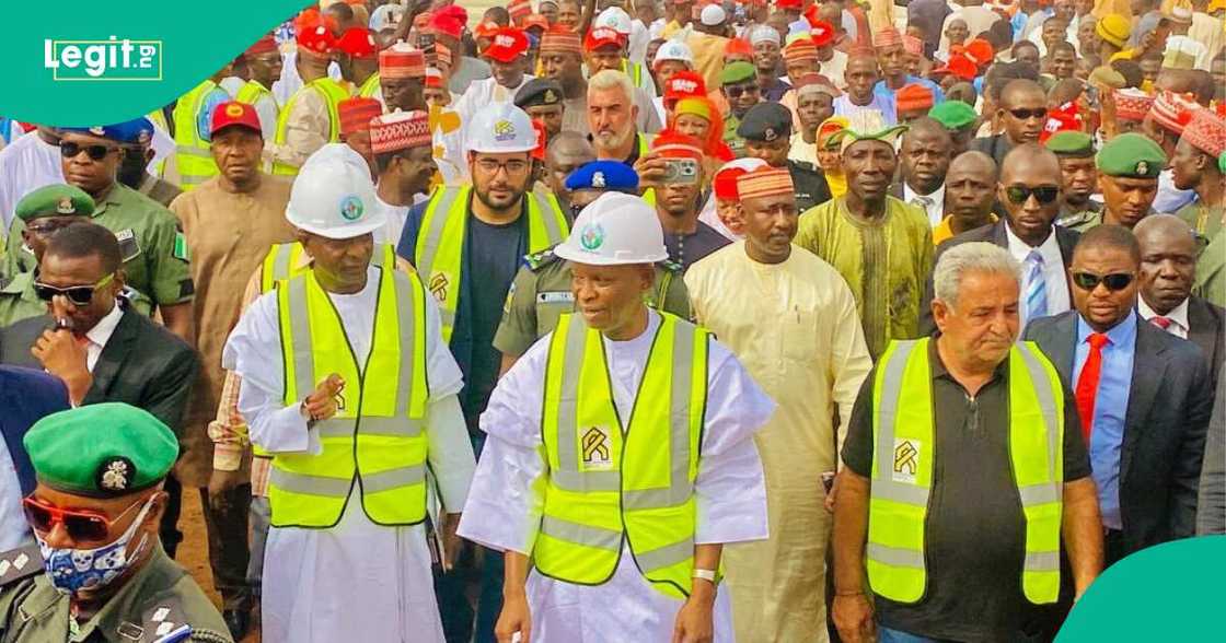 Abba ya kaddamar da ginin tituna a Kano Abba ya kaddamar da ginin tituna a Kano