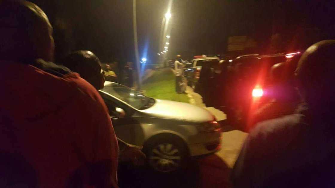 'Yan sandan da su ka kama Magu sun birkice gidansa a Abuja 'Yan sandan da su ka kama Magu sun birkice gidansa a Abuja