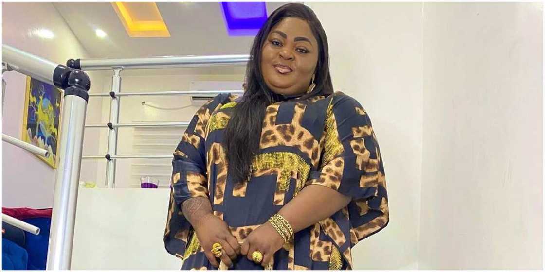 She Smashed My Phone After Accepting to Take Pictures, Aggrieved Lady Accuses Actress Eniola Badmus She Smashed My Phone After Accepting to Take Pictures, Aggrieved Lady Accuses Actress Eniola Badmus