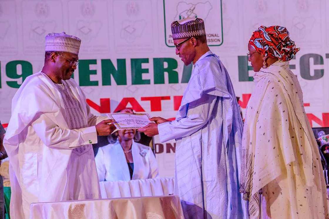 Kayatattun hotunan yadda shugaba Buhari ya karbi takardan shaidar nasara a zabe Kayatattun hotunan yadda shugaba Buhari ya karbi takardan shaidar nasara a zabe