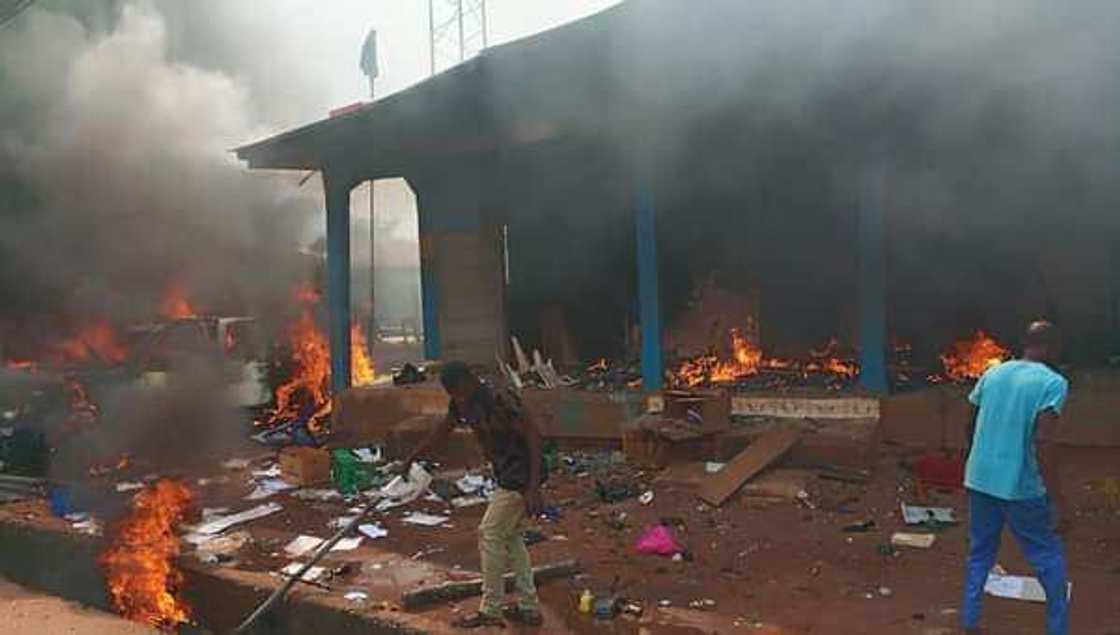 Edo: Ofishin ‘Yan Sanda ya kama da wuta, ana neman shiga gidan yari a Oko Edo: Ofishin ‘Yan Sanda ya kama da wuta, ana neman shiga gidan yari a Oko