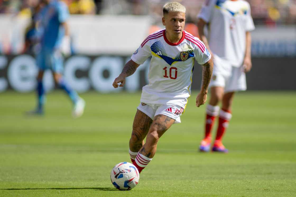 Yeferson Soteldo dribbling the ball Yeferson Soteldo dribbling the ball