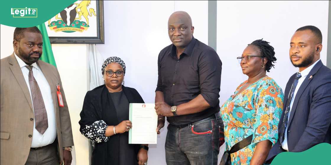 Acting Zonal Director Hauwa Garba Ringim hands over recovered vehicles at EFCC’s Ibadan office.