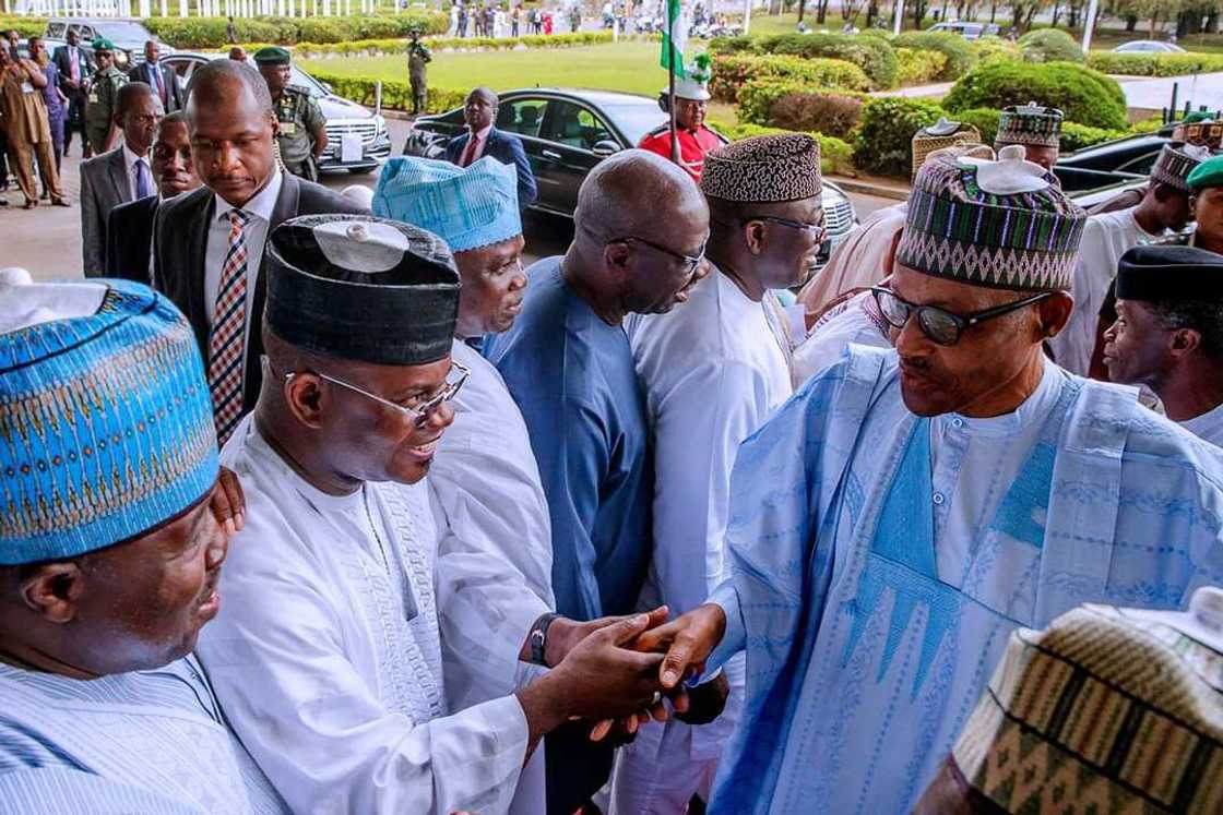 Kayatattun hotunan yadda shugaba Buhari ya karbi takardan shaidar nasara a zabe Kayatattun hotunan yadda shugaba Buhari ya karbi takardan shaidar nasara a zabe