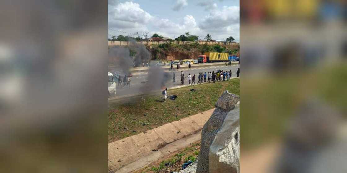 Zanga-Zanga a kan titin Legas-Ibadan. Zanga-Zanga a kan titin Legas-Ibadan.