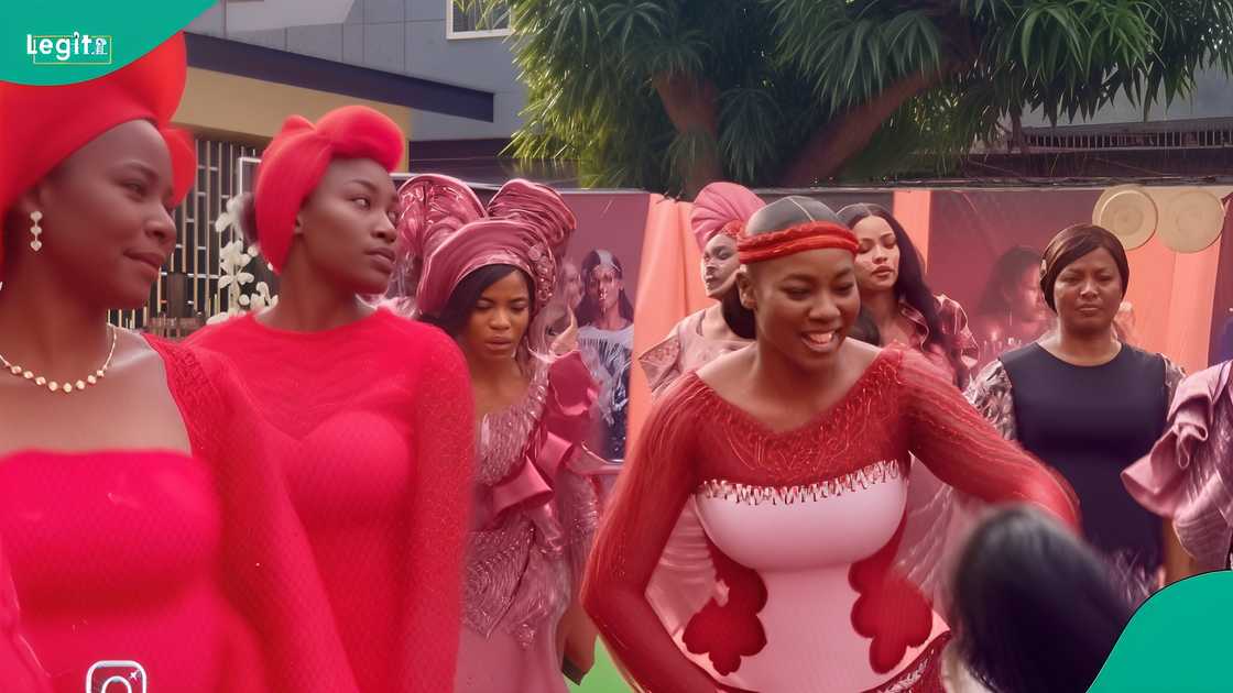A bride wows her guests as she pays tribute at her parents’ graveside before her first bridal entrance. A bride wows her guests as she pays tribute at her parents’ graveside before her first bridal entrance.