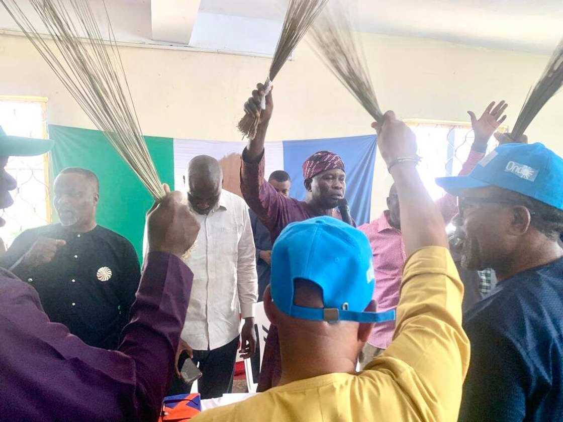 Sauya sheƙa a Najeriya. Sauya sheƙa a Najeriya.