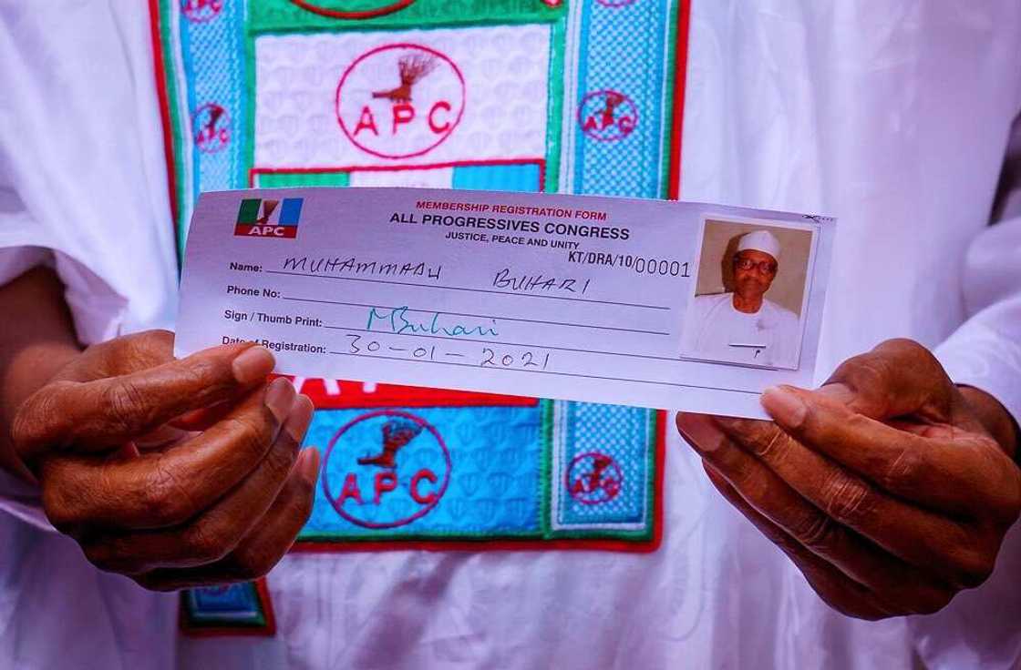 Shugaba Buhari ya jaddada rijistarsa matsayin mamban jam'iyyar APC (Hotuna) Shugaba Buhari ya jaddada rijistarsa matsayin mamban jam'iyyar APC (Hotuna)