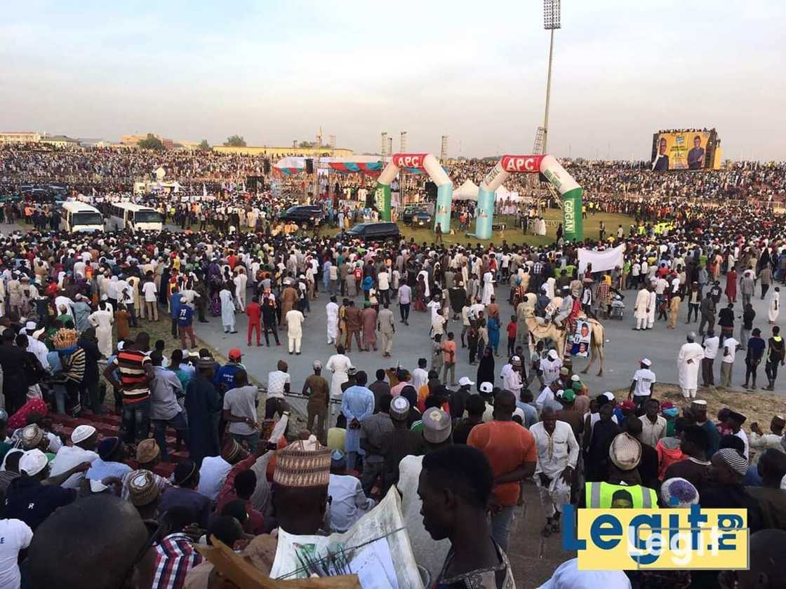 Hotunan yadda mutan jihar Kaduna suka tarbi shugaba Muhammadu Buhari Hotunan yadda mutan jihar Kaduna suka tarbi shugaba Muhammadu Buhari